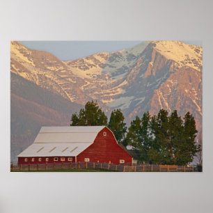 Poster Celeiro vermelho brilhante contra as Montanhas Mis