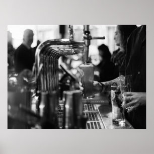 Poster Cena de Bar Preto e Branco vazando cerveja fresca