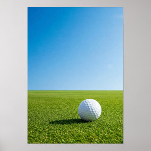 Poster Cena de Bola de Golfe no Fairway Ensolarado