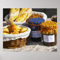 Cesta com croissantes e pães de chocolate.