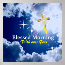 Céu azul com nuvens brancas e cruz Ouro