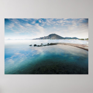 Poster Céu azul nebuloso que reflete no lago