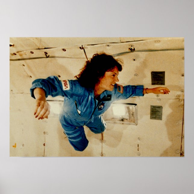 Póster Christa McAuliffe Em Formação Sem Peso (Frente)