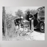 Ciclista do Tour de France Faz Reparos 1936