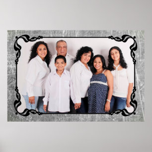 Poster cinzento e preto da foto de família da