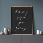 Poster Citação de Positividade de Uplifação Inspiracional<br><div class="desc">Está tudo bem sentir seus sentimentos - aumento inspirador de citação de positividade em Poster preto</div>