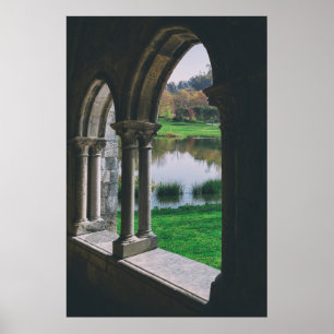 Poster claustro gótico medieval do século XIII junto a um