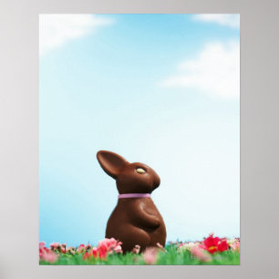 Poster coelho de Páscoa de chocolate entre flores na gram