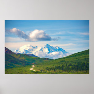 Poster Com suas enormes montanhas e cercadas por uma mara