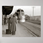 Póster Comboio Burlington Zephyr, 1940. Vintage Photo<br><div class="desc">O trem Zephyr da Burlington Railroad em uma estação. East Dubuque,  Illinois 1940.</div>