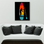 Poster Conselho Paddle Paddle Paddle Subp Embarque Gráfic<br><div class="desc">Este poster apresenta uma ilustração de um SUP ou conselho de remo e remo rebatíveis,  representados em cores vibrantes do pôr do sol,  com uma ilustração da silhueta a preto de um remo. O gráfico é colocado sobre um fundo preto.</div>