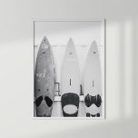 Poster Conselhos Surfs costeiros brancos e pretos<br><div class="desc">Traga um toque de verão e aventura à beira-mar para a sua decoração com o Poster de Conselhos Surf da costa branca e negra. Esta fotografia de preto-e-branco cativante apresenta três pranchas de surfe apoiadas contra uma parede, evocando a vibração relaxada e descuidada da vida costeira. A composição simples, mas...</div>