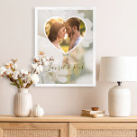 Poster Coração de Rosa Branca Sonhadora Foto Casamento Re<br><div class="desc">Celebre uma união linda com este pôster de casamento romântico com uma foto suave e desbotada de rosa branca da Destei. Um modelo de foto em forma de coração permite que você exiba a foto favorita do casal com nomes personalizáveis e data de casamento abaixo. Este design elegante é um...</div>
