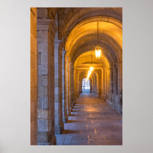 Póster Corredor de pedra iluminado por lâmpada, Espanha