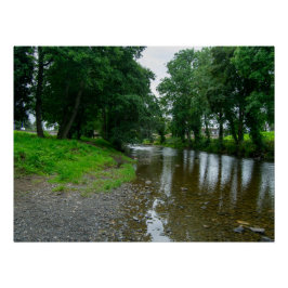 Póster Costas de Elwy, um rio pacífico, em Ruas.