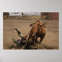 Cowboy cai do bronco