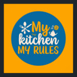 Poster Cozinhar Engraçado Minha Cozinha Minhas Regras Ret<br><div class="desc">Arte tipográfica colorida com cores retrô e vibrantes. Peitos engraçados e citações sobre comida,  cozinhar,  assar e jantar. Condecoração perfeita para sua cozinha,  restaurante,  café,  compro de padaria ou restaurante. A cor de fundo (o círculo e o quadrado) é personalizável através da Ferramenta Design.</div>