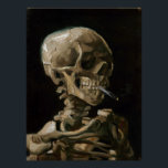 Póster Crânio com cigarro queimado Vincent van Gogh Art<br><div class="desc">Vincent van Gogh (neerlandês, 1853-1890) Skull of a Skeleton with Burning Cigarette, 1885-86, Oil on canvas Unframed: 32 cm × 24, 5 cm (13 pol. × 9, 6 pol.) Trabalhos preparatórios de Vincent van Gogh. Essa pequena pintura faz parte da coleção permanente do Museu Van Gogh, em Amsterdã. Foi pintado...</div>