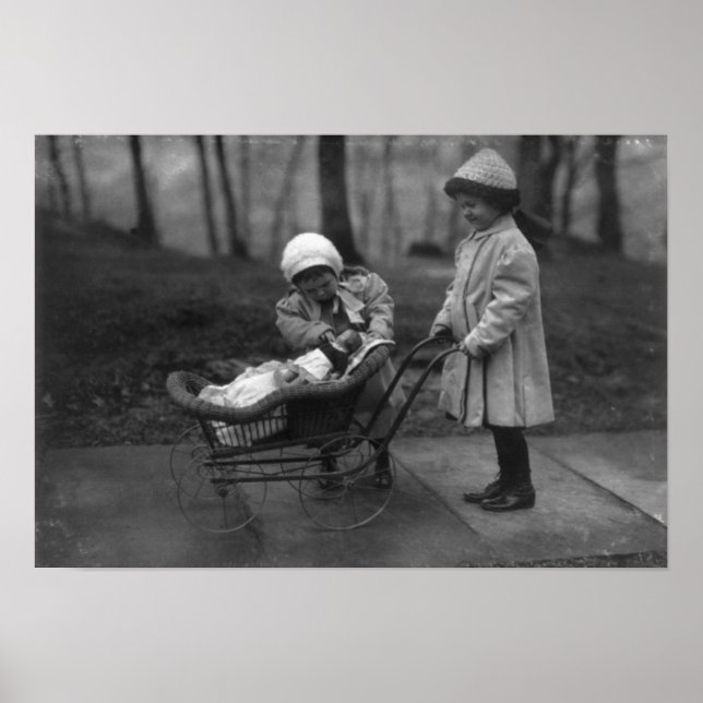 Poster Crianças Brincando com o Campbell Kid Doll (Frente)