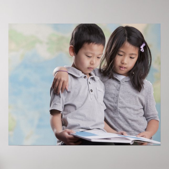 Póster Crianças coreanas lendo livro perto do mapa (Frente)