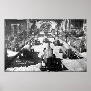 Póster Crianças correndo em carros miniatura