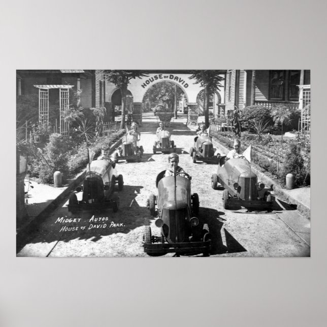 Póster Crianças correndo em carros miniatura (Frente)