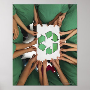 Póster Crianças que guardaram o sinal do reciclagem