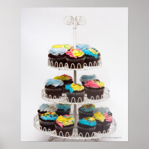 Póster Cupcakes do chocolate em um suporte do bolo