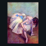 Póster Dançarino sentado por Edgar Degas, Arte Balé de Vi<br><div class="desc">Dançarino sentado (c. 1881-1883) por Edgar Degas é um retrato de arte impressionista vintage que apresenta uma curvatura de bailarina. Sobre o artista: Edgar Degas (1834-1917) é considerado um dos fundadores do Impressionismo, embora preferisse o realismo e ser chamado de realista. Degas se identifica especialmente com o tema da dança...</div>