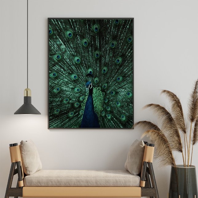 Poster de Arte Turquesa e Pavão Verde (Turquoise and Green Peacock Wall Art Poster in a neutral boho living room.)
