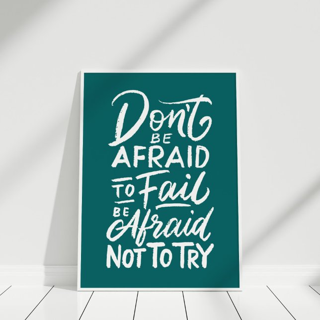 Poster de citação inspiracional "Não tenha medo" (Inspirational Quote Poster "Don't be afraid" in white frame on white wooden floor.)