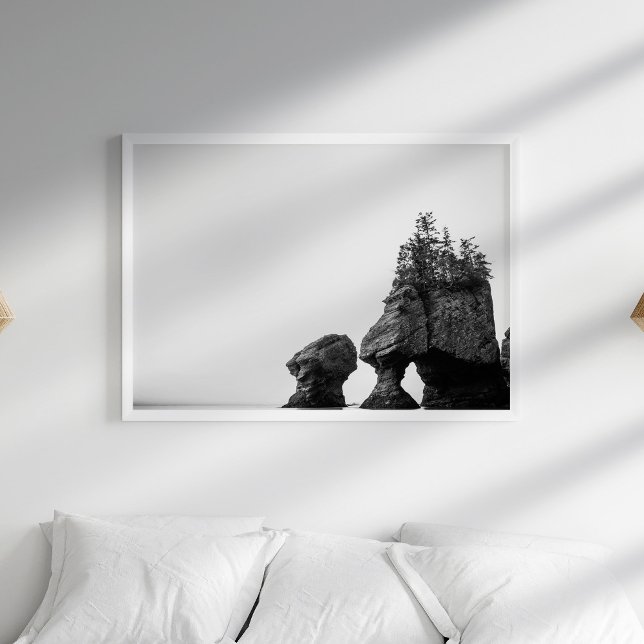 Poster de costa do oceano Negro e Branco (Black and White Ocean Shore Poster in a white boho bedroom with pillows.)