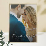 Poster de Fotografias Personalizadas com Script Wh<br><div class="desc">Personalize este poster de fotos personalizado com sua foto favorita! Incluímos texto de exemplo em branco, incluindo nomes próprios em um roteiro animado e caprichoso. Mas, por favor, não se sintam limitados pelo nosso formato de exemplo que usa nomes próprios e uma data! Você pode substituir os nomes de exemplo...</div>