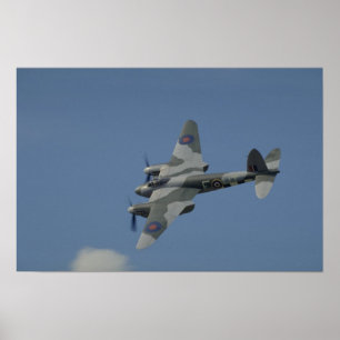 Poster De Havilland Mosquito T3 banking, mostrando invasã