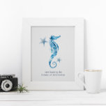 Poster de Inspiração para Cavalo de Água Tropical<br><div class="desc">Um poster de motivação costeira para quartos, escritórios domésticos, áreas de vida e salas de brincadeira de criança na sua casa de praia. Esta impressão apresenta minha mão original pintada de água-colorido e peixe-estrela em tons azuis com a minha citação "Sou amado pelo Criador do Universo" definida na tipografia moderna...</div>