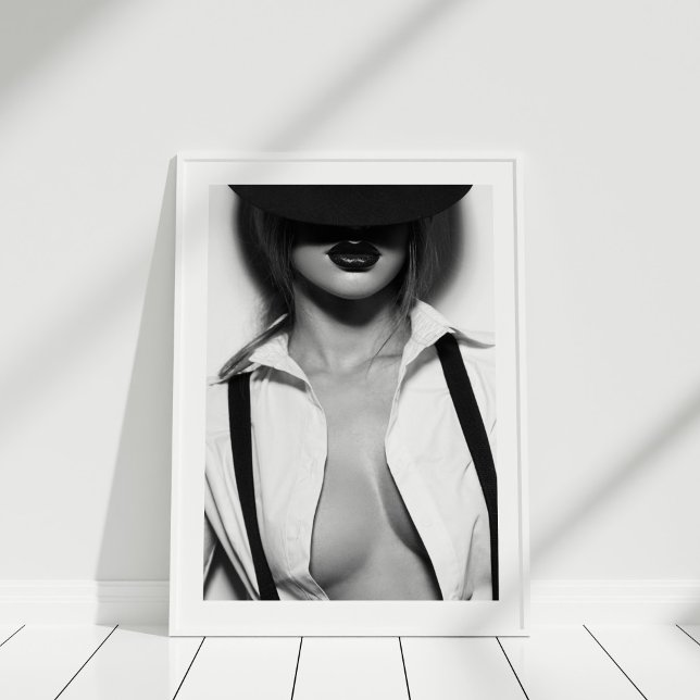 Poster de modelo de moda sexual branca e negra (Black and White Sexy Fashion Model Poster in white frame on white wooden floor.)