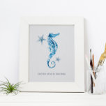 Poster de Motivação de Cavalo de Água Tropical<br><div class="desc">Um poster de inspiração costeira para quartos, escritórios domésticos e áreas vivas na sua casa de praia. Esta impressão apresenta minha mão original pintada de água, cavalo-d-água e peixe-estrela em tons azuis com minha citação "Não tenha medo de mergulhar fundo", definida na tipografia moderna de sans serif. Personalize para ler...</div>