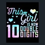 Poster Décimo Aniversário Presente Esta Garota Tem 10 Dup<br><div class="desc">10º Aniversário Presente Esta Garota Tem Agora 10 Dígitos Duplos De Presente De Tie Dye. Presente perfeito para seu pai, mãe, pai, homens, mulheres, amigos e familiares no Dia de Ação de Graças, Dia de Natal, Dia de as mães, Dia de os pais, 4 de julho de 1776 Dia Independente,...</div>