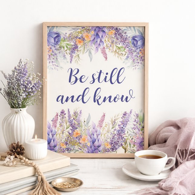 Poster Decoração Religiosa Cristã de Fé Floral Roxa para  (Purple and lavender floral "Be still and know" Christian art print)