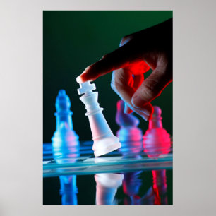 Poster Dedo que inclina uma parte de xadrez no conselho