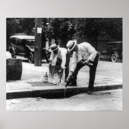 Póster Derramando uísque em um esgoto, 1930. Foto antiga