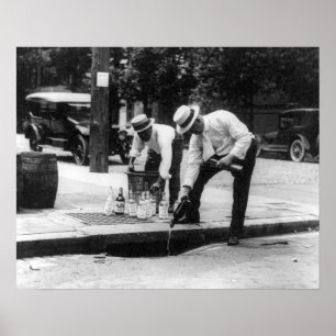 Póster Derramando uísque em um esgoto, 1930. Foto antiga