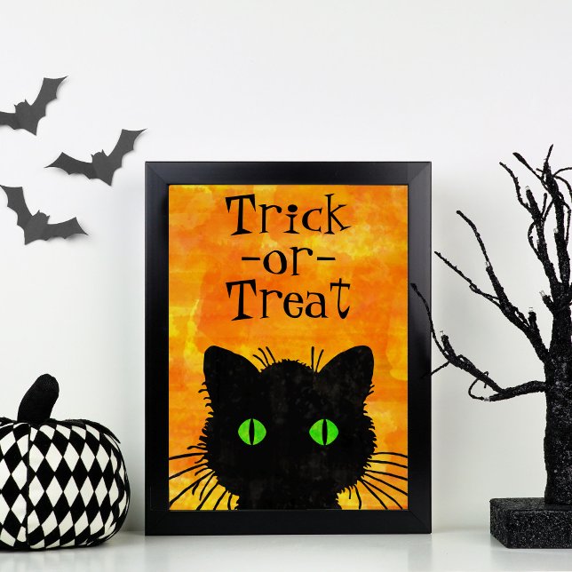 Póster Dia das Bruxas de Gato Negro Spooky (Small Black Cat with Green Eyes framed with Halloween Decorations)