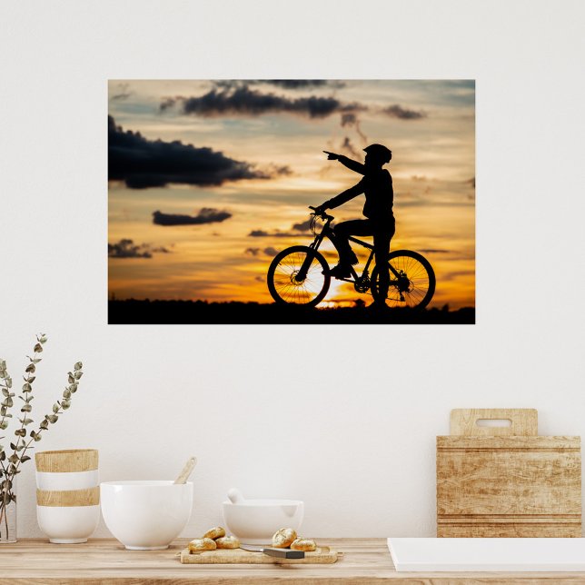 Poster do ciclista (Silhouette of a man on a bicycle, wearing a helmet, pointing to the right, sunset background.)