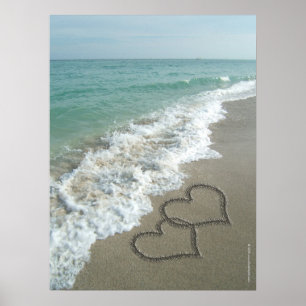 Poster Dois corações da areia na praia, oceano românti