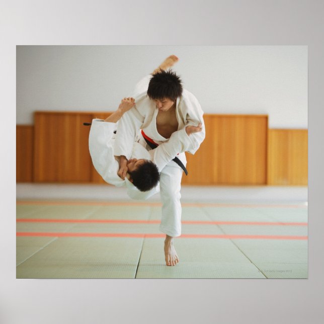 Poster Dois Homens competindo em um Judo Match (Frente)