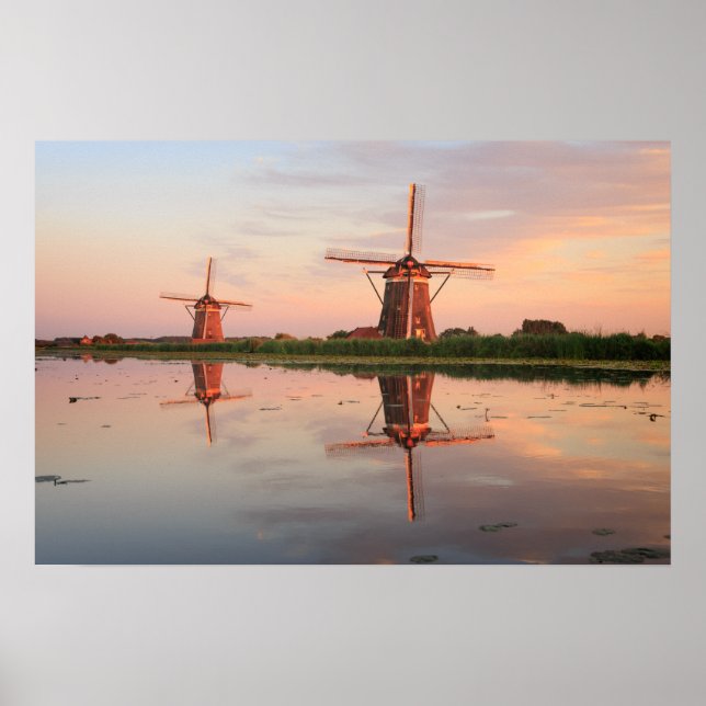 Poster Dois moinhos de vento com reflexo no pôr do sol (Frente)
