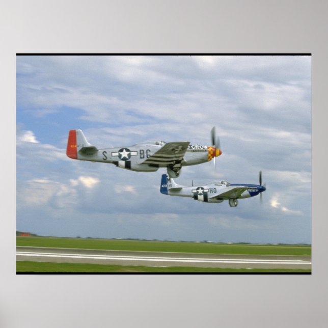 Póster Dois Mustangs P51 Voando Por Aviões._WWII (Frente)