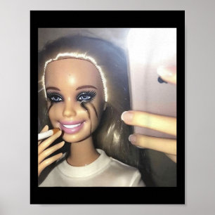 Poster Doll Humor Escura Fumando Selfie Parody