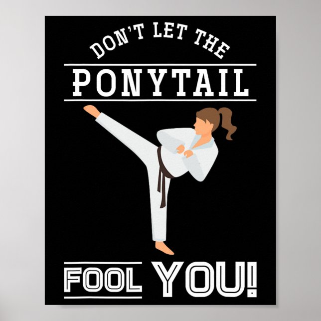 Poster Dont Let The Ponytail Fool You Funny Karateist Gir (Frente)